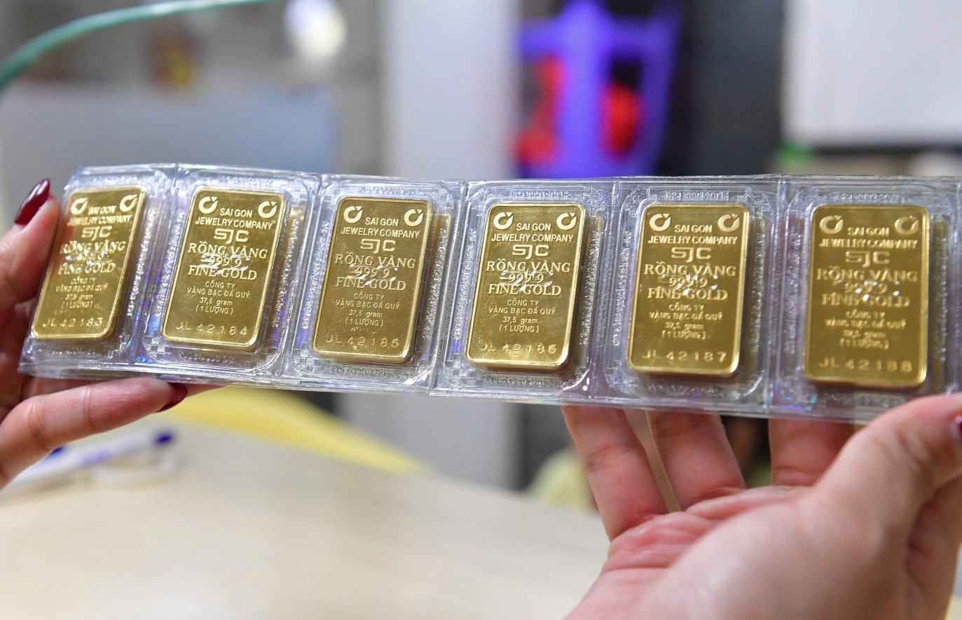 Giá vàng hôm nay (trưa 12-4): Giảm sâu